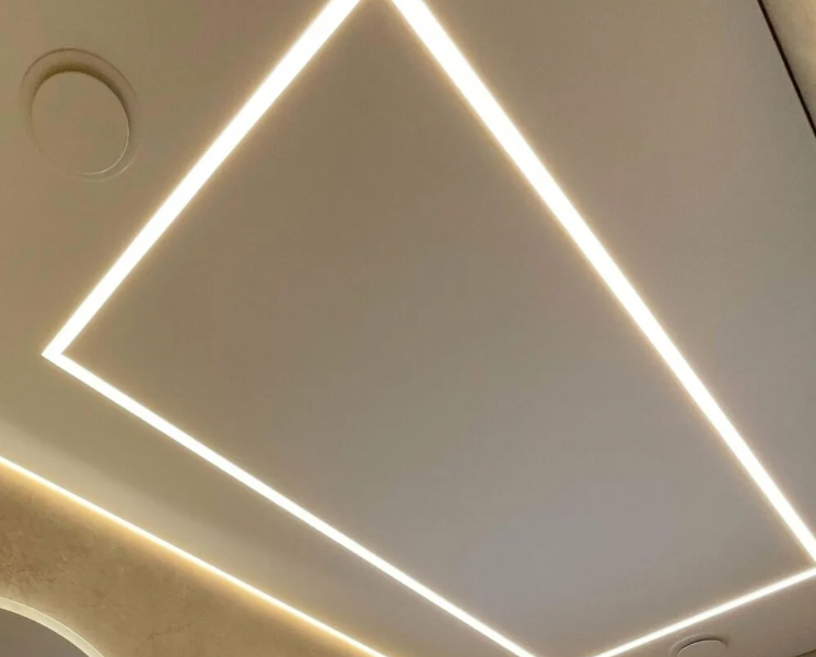 workers installing stretch ceiling